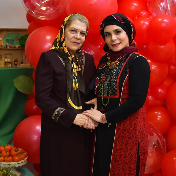 عکس فاطمه امینی مجری و مادرش