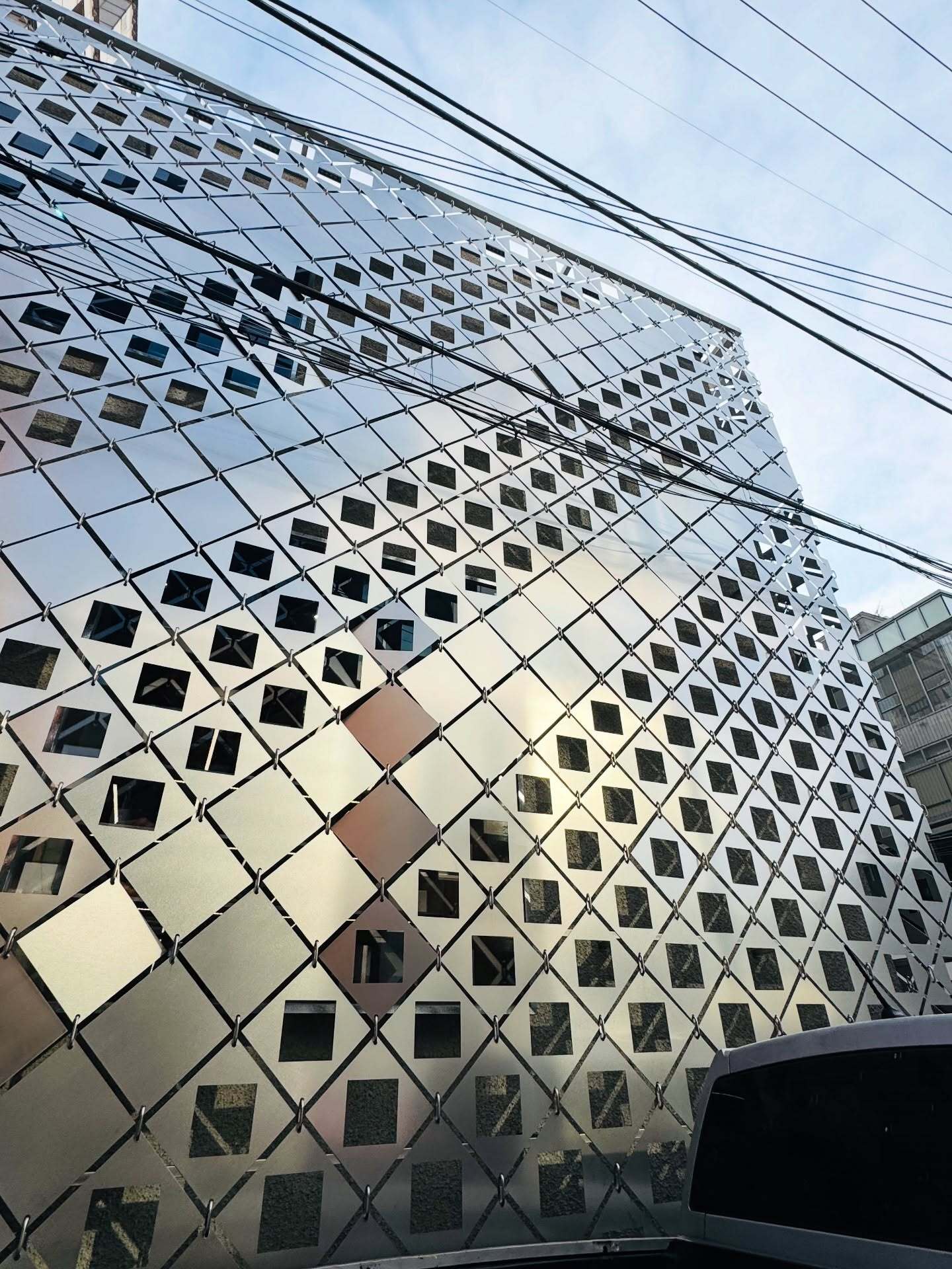 تصویری از نمای خارجی فروشگاه پرچم‌دار آدیداس اُریجینالز دوسان (Adidas Originals Flagship Dosan) در سئول کره جنوبی، ساختمانی که در اصل یک خانه مسکونی بوده و اکنون تحت بازسازی برای تبدیل کاربری به یک فضای تجاری بزرگ و مدرن برای عرضه محصولات آدیداس قرار گرفت