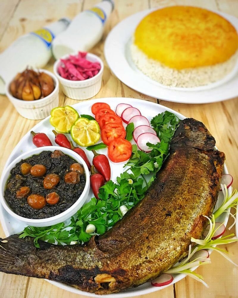ماهی شکم‌پر یلدایی با سبزیجات معطر شمالی؛ مهمونی واقعی زیر پوست ماهی