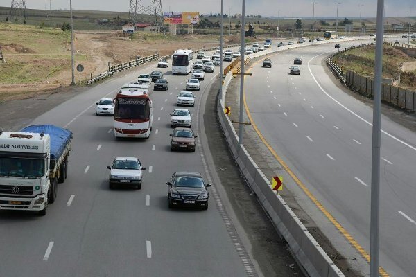 فرسودگی آسفالت برخی جاده های قم؛ زنگ خطر استهلاک خودروها