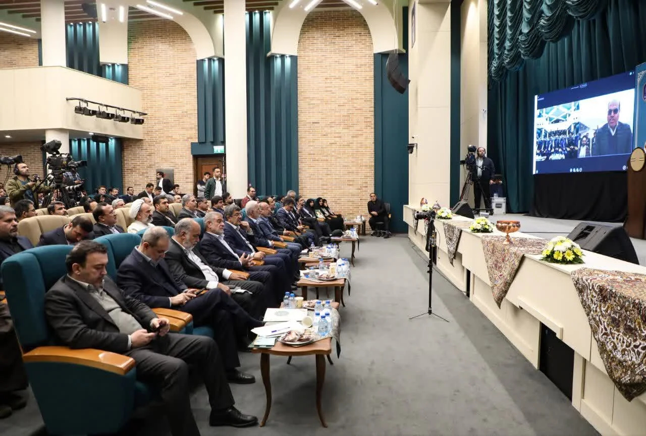 افتتاح ۱۲ نیروگاه خورشیدی در یزد با حضور وزیر کشور