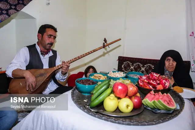 رسم و رسوم یلدایی خراسانی‌ها، ازشب چلّگی تازه دامادها به عروس تا مراسم کف زنی