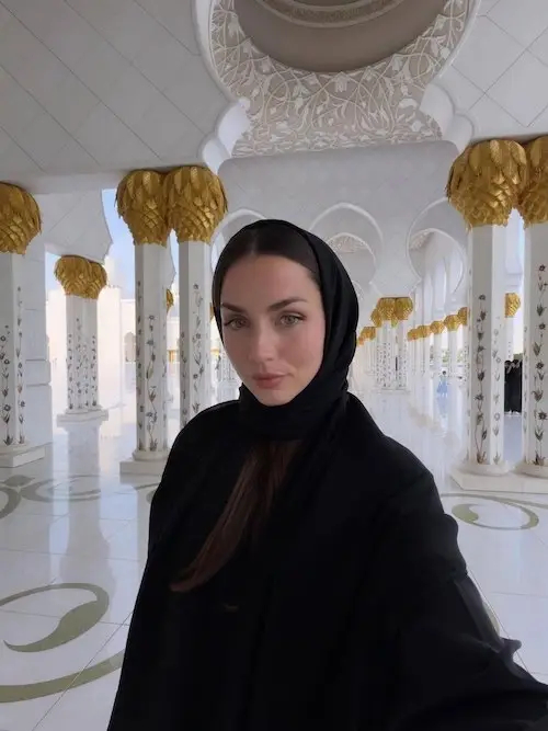 آنا د آرماس در مسجد