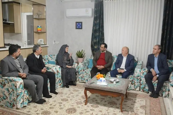 دیدار مدیرکل بنیاد شهید لرستان با خانواده‌های شهدا و ایثارگران
