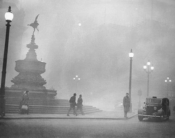 میدان پیکادلی لندن ناپیدا در مه دود سال 1952