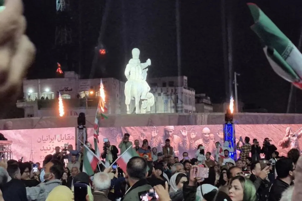 مجسمه شاپور دوم در میدان انقلاب مجسمه شاپور دوم در میدان انقلاب