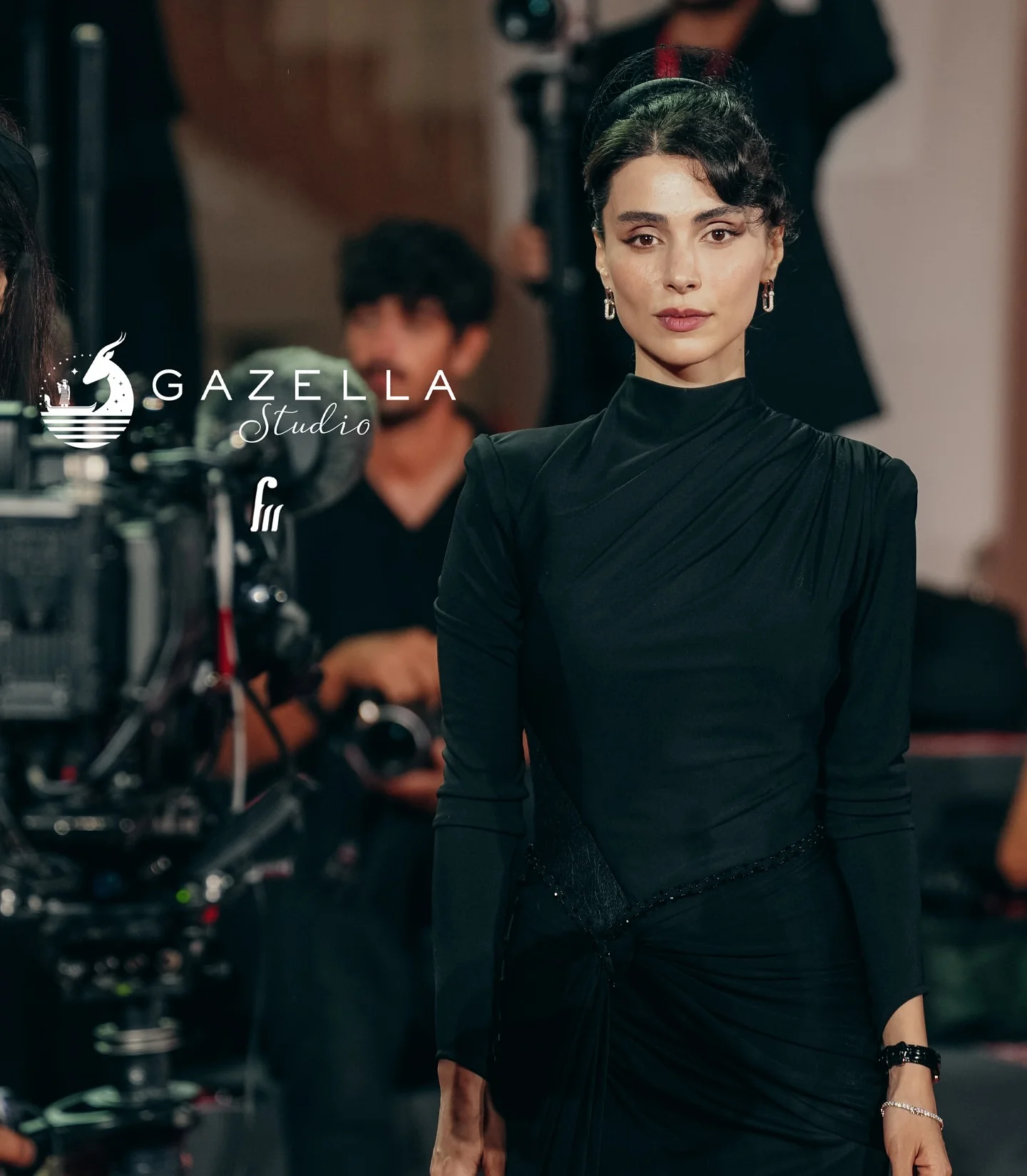 لاله مرزبان با لباس برند ورساچه در جشنواره فیلم ونیز حاضر شد + عکس | گیمفا