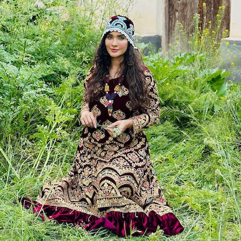 پیراهن رنگارنگ ساناز سعیدی
