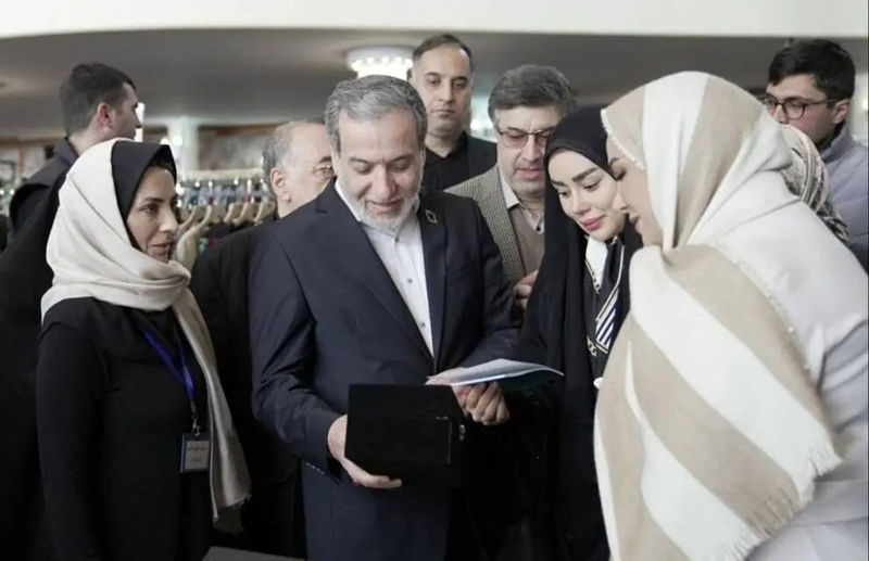 سید عباس عراقچی وزیر امور خارجه و همسرش 