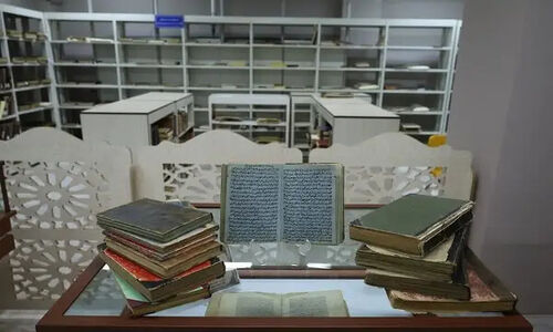 اهدای ۳۴۴ نسخه نادر کتاب و سند تاریخی به کتابخانه مرکزی ارومیه؛ گنجینه‌ای از دوران قاجار و پهلوی