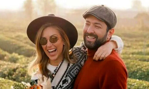 نگاهی به سفره شب یلدای لوکس و خیره‌کننده بهرام رادان و مینا مختاری؛ استایل بی‌نظیر و کامنت عاشقانه در این شب خاص!