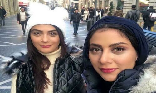 استایل شیک مونا فرجاد و خواهرش مارال در بارسلون