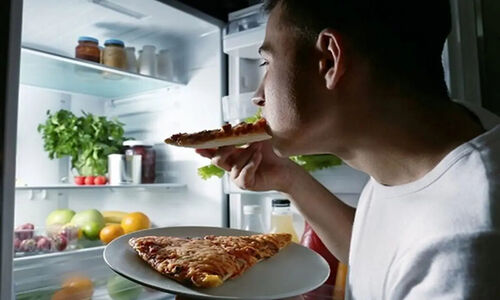 چرا خوردن غذا در نیمه‌شب از گرسنگی کشیدن هم خطرناک‌تر است؟