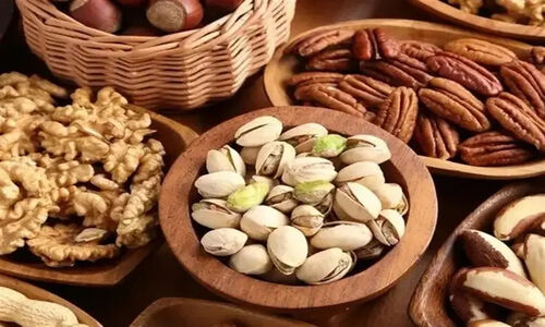 بازار آجیل شب یلدا درگیر بحران ارزی؛ چرا قیمت‌ها سر به فلک کشید؟