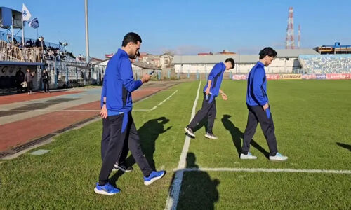 بازیکنان ملوان، مس شهربابک و تیم داوری از چمن ورزشگاه دیدنی بازدید کردند