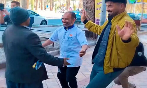 رقص شگفت‌انگیز مرد خیابانی که همه را به وجد آورد!