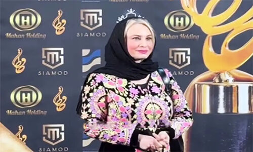 مریم کاویانی در جشن حافظ با استایل صورتی مخمل؛ ترکیبی از لوکس و سنتی که همه را حیرت‌زده کرد!