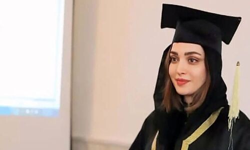آلبوم عکس فارغ التحصیلی دکتر بهنوش طباطبایی با استایل دانشجویی