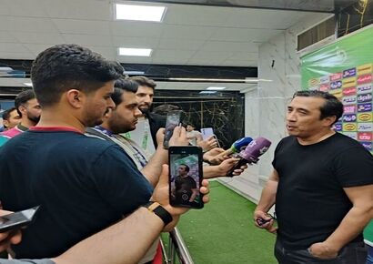درگیری لفظی خداداد عزیزی سرپرست تراکتور و هوادارن خیبر خرم‌آباد /  پلیس دخالت کرد + فیلم