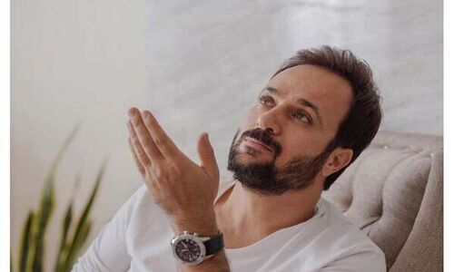 نگاهی به چیدمان منزل مجلل احمد مهرانفر، ارسطوی سریال پایتخت به سبک اروپایی/ از مبلمان فرانسوی، آتشدان، آباژور طلایی، دیوار های دکوراتیوِ سالن پذیرایی و…