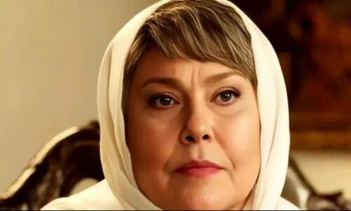 نگاهی جذاب به دکور اصیل و هنری خانه مهرانه مهین‌ترابی؛ ترکیب کتابخانه، مجسمه‌های دکوراتیو و فرش بلوچی گلیم