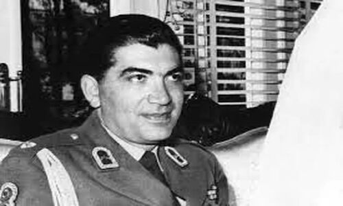 عکسی نادر از هویدا در کنار غلامرضا پهلوی و همسرش؛ سفری به دهه 40 که تاریخ را زنده کرد!