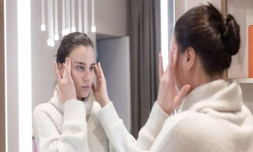 اختلالی که آینه را دشمن می‌کند؛ آیا شما هم گرفتار بدریخت‌انگاری بدن هستید؟