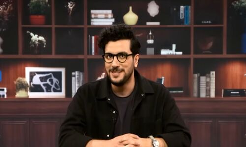 طعنه تند امیرحسین قیاسی به دارندگان سیم کارت سفید: آیا کاپیتولاسیون ملی در راه است؟