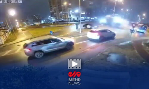 تصادف باورنکردنی در رومانی؛ مرسدس بنز چگونه از روی دو خودرو پرواز کرد؟