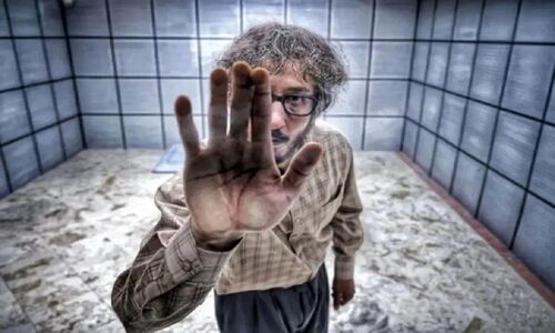 بهرام افشاری: نماینده نسلی‌ام که همیشه جنگید اما باخت؛ از صف مدرسه تا صف نذری + فیلم