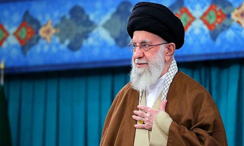 فیلم / رهبری انقلاب: من در کلاس اول ابتدایی چشمانم ضعیف بود و تخته سیاه و چهره معلم رو نمی‌دیدم  …