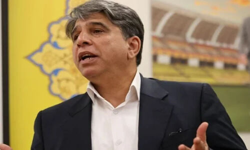 ‏منوچهر نیکفر کنار سپاهان در اراک (عکس)