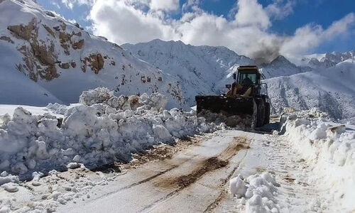 بارش برف سنگین گردنه عسل‌کشان را در چهارمحال و بختیاری مسدود کرد؛ هشدار به رانندگان برای تجهیزات زمستانی