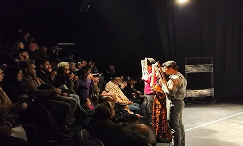 اجرای شگفت‌انگیز هنرمندان کرمانشاه و دهوک در جشنواره تئاتر کردی سقز؛ تئاتری که همه را مسحور کرد!