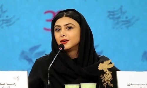استایل هنری آزاده صمدی در آرت گالری؛ رنگ لباسش رو با تابلو نقاشی ست کرده