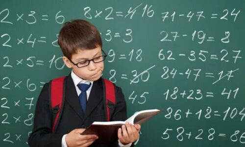 چرا نباید کودکان باهوش را تنها به عنوان ویترین مدرسه دید؟ نکته‌ای که همه باید بدانند!