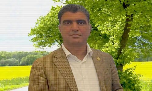 نگاهی خاص به دیوار اتاق کار خسرو علیکردی؛ قاب‌هایی که خاطرات را زنده می‌کنند