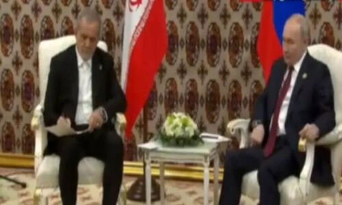 لحظه‌ای جنجالی در دیدار پوتین و پزشکیان؛ چرا یادداشت‌برداری رئیس‌جمهور ایران سوژه شد؟