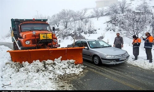 امدادرسانی فوری به 9 خودرو گرفتار در برف‌زمستانی کاشان؛ 72 کیلومتر جاده بازگشایی شد