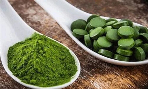 هشدار جدی درباره مصرف اسپیرولینا؛ عوارض پنهان برای مادران باردار که نمی‌دانستید!
