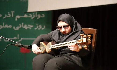 ریحانه نابینا چگونه تار را به صدای زندگی و درد تبدیل می‌کند؟