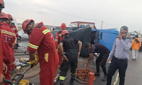 نجات معجزه‌آسا سرنشین محبوس در واژگونی خودرو در بلوار راه‌آهن بندرعباس