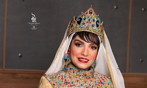 مراسم عقد الیکا عبدالرزاقی و امین زندگانی این چنین برگزار شد؛ از پهن کردن سفره عقد ساده به سبک دهه 80 و حضور هدیه تهرانی به عنوان مهمان ویژه تا استایل عجیب عروس و داماد+فیلم سالگرد ازدواجشان