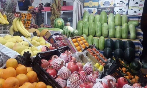 بازار میوه شب یلدا در بجنورد؛ چرا این بار خیابان‌ها خالی از مشتری است؟