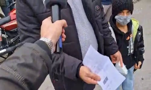 هواداران خیبر و استقلال با بلیت در دست، پشت درهای ورزشگاه خرم‌آباد گرفتار شدند!