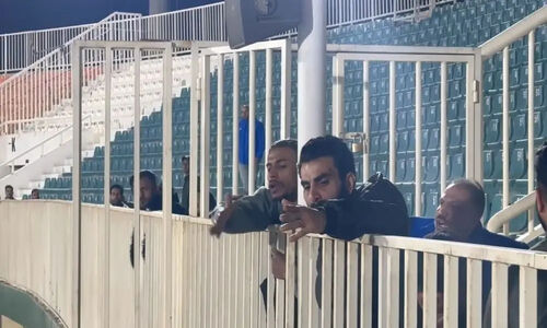 هواداران استقلال خوزستان پس از شکست تلخ مقابل چادرملو، صدای اعتراض خود را بلند کردند!