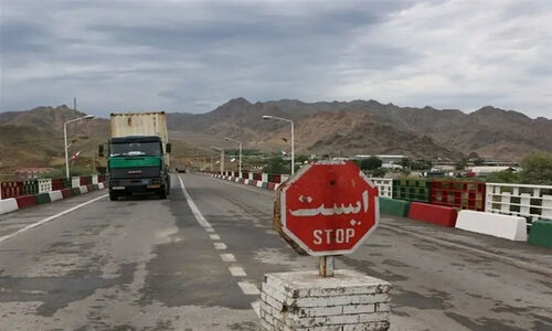 جاده لامرد به لارستان به‌خاطر سیلاب ناگهانی مسدود شد؛ هشدار جدی برای رانندگان!