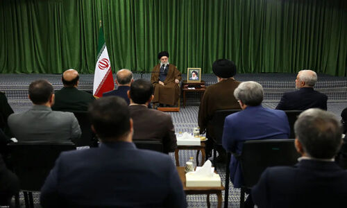رهبر انقلاب: جوانان امروزمان شگفت‌انگیزند اما برخی دستگاه‌ها در انتقال ارزش‌های شهدا کوتاهی می‌کنند!