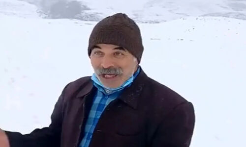 شادی بی‌پایان پیرمرد یزدی در اولین بارش برف سال که دل‌ها را گرم کرد!