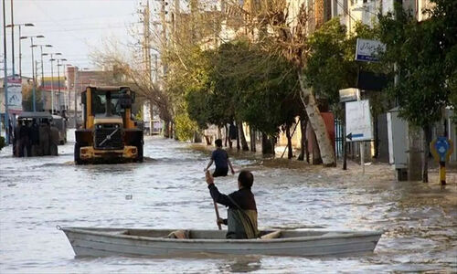 مینی‌بوس پر از مسافر در سیل بندرعباس گرفتار شد؛ لحظاتی پرتنش در اسکله شهید رجایی